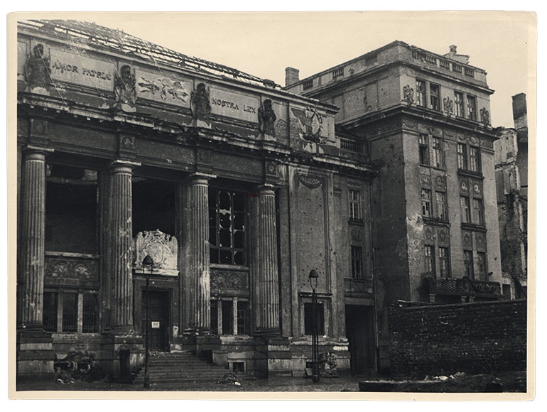 Фасад библиотеки Красиньских, Варшава, 1945. Фото: www.polona.pl